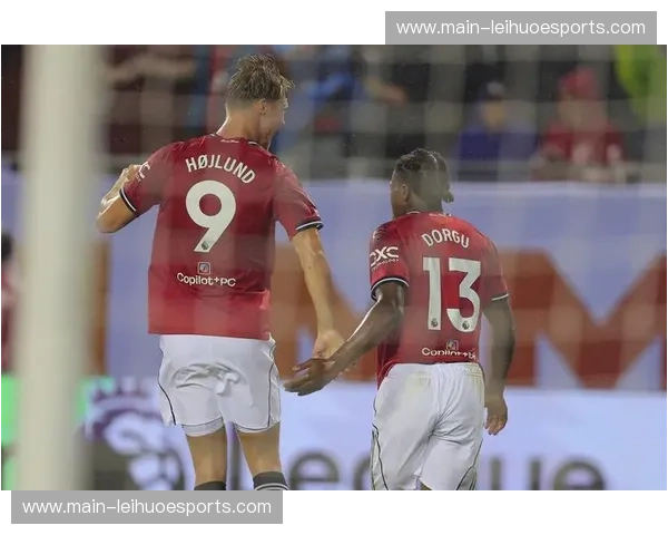 曼联马兹拉维替补登场 摩洛哥边卫及时填补左路空缺 曼联马兹拉维替补登场 摩洛哥边卫及时填补左路空缺